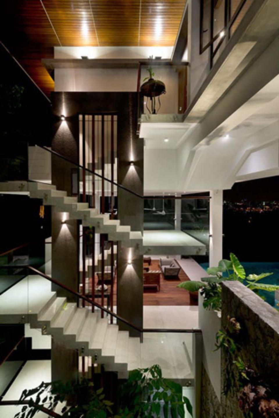 La relación entre los espacios de la casa se experimenta de manera vertical en lugar de horizontal, con un total de siete escaleras que unen las diferentes estancias. (Foto: <a href="http://www.29-design.com/be-landa.php" rel="nofollow noopener" target="_blank" data-ylk="slk:29 Design;elm:context_link;itc:0;sec:content-canvas" class="link ">29 Design</a>).