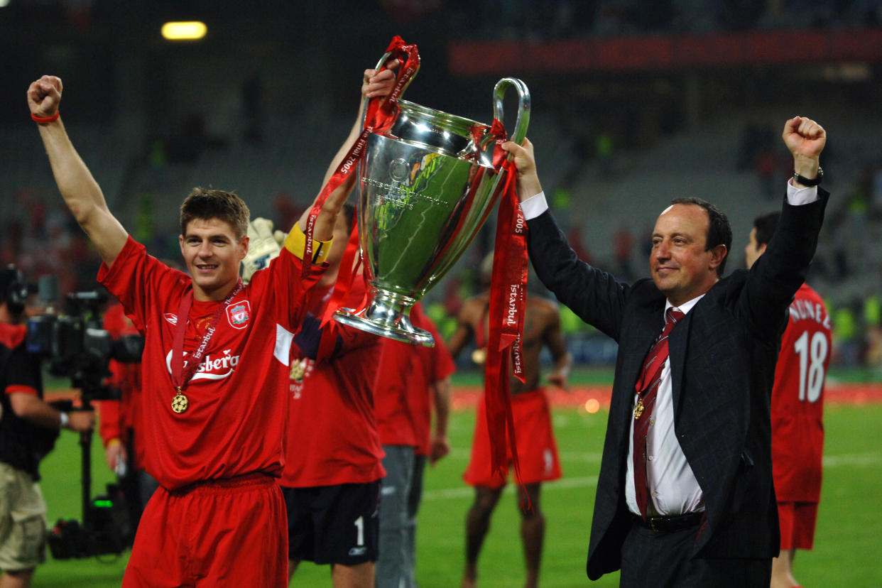 ISTANBUL, TURKEY - MAY 25: Captain Steven Gerrard and manager Rafael Benitez of Liverpool lift the trophy after the ceremony following the UEFA Champions League final between AC Milan and Liverpool at the Ataturk Olympic Stadium on May 25, 2005 in Istanbul, Turkey. (Photo by Etsuo Hara/Getty Images)