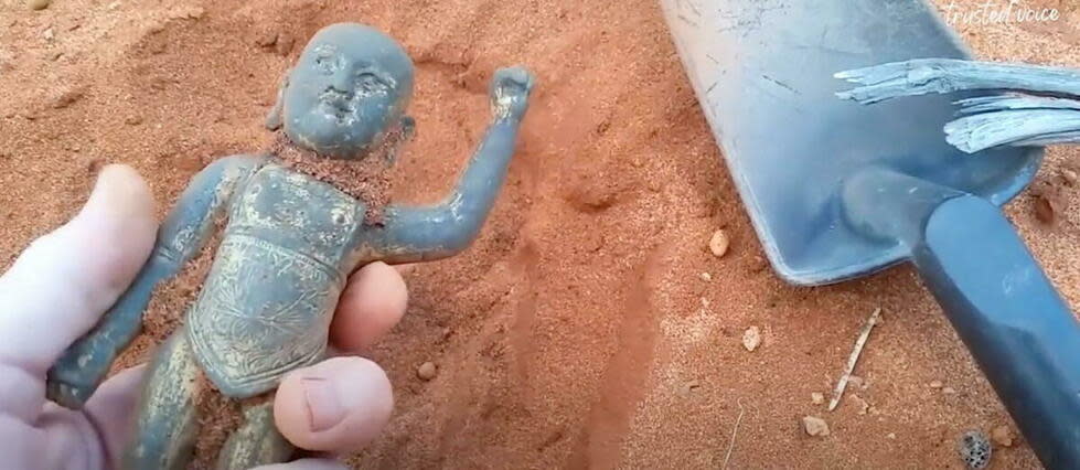 Le petit bouddha a été retrouvé sur une plage de Shark Bay, en Australie, en 2018.   - Credit:YouTube ACM.