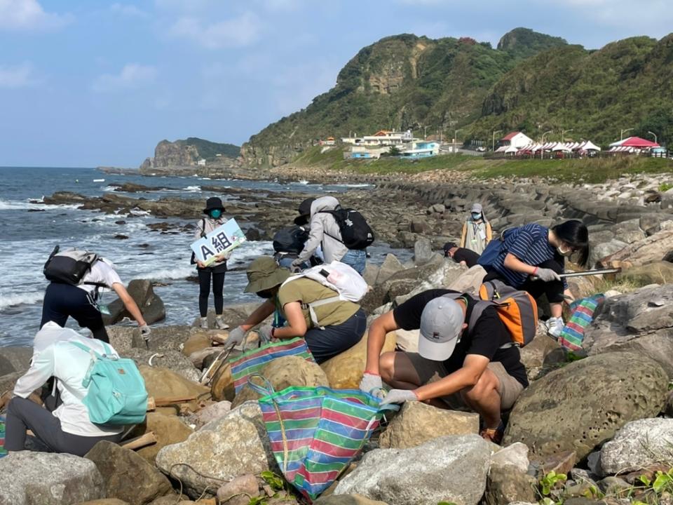 《圖說》淨灘現場大小朋友非常用心撿拾海洋廢棄物。〈觀旅局提供〉