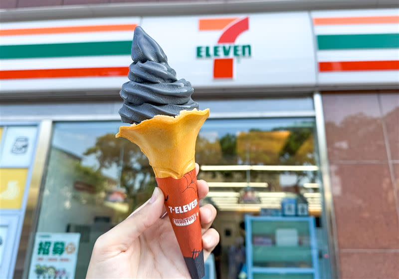 7-ELEVEN萬聖節聯名COLD STONE推出「酷黑！岩鹽牛奶糖風味霜淇淋」。（圖／COLD STONE提供）