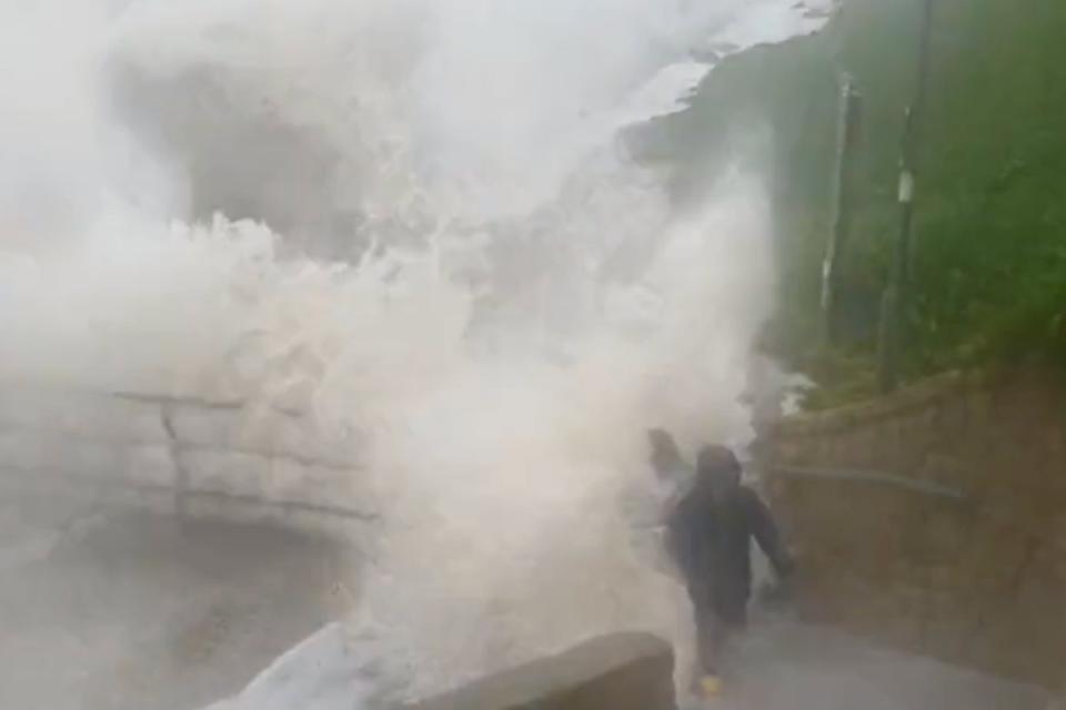 The boys narrowly escape being swept out to sea in terriying clip  (Kent999s)