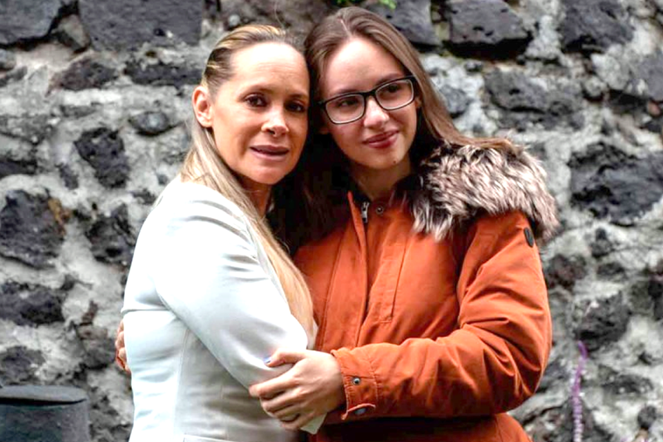 Ginny Hoffman con su hija Alexa Parra en conferencia de prensa / Agencia México 