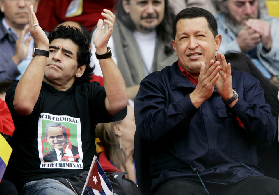 El jugador argentino participaba activamente en las campañas políticas del fallecido presidente venezolano Hugo Chávez en varias visitas que hizo a Venezuela, también era amigo de Nicolás Maduro. (AP Photo/Marcelo Hernandez)