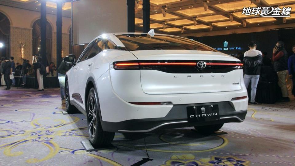 Toyota Crown車尾採用斜背設計，並且在後方可以見到貫穿式LED尾燈造型。(圖片來源/ 地球黃金線)