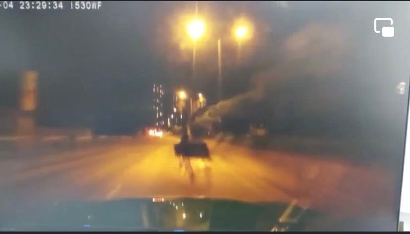 日前流傳的車Cam影片，顯示牛牛在馬路上時，的士沒有減速，兩秒後便將牛撞到。