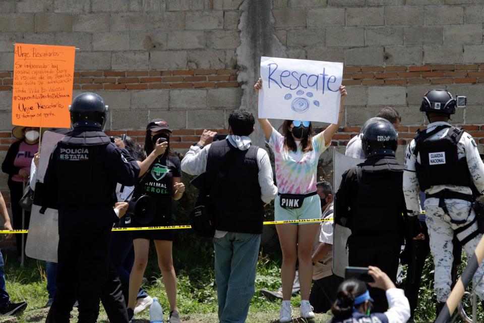 JUAN C BONILLA, PUEBLA, 10JUNIO2021.- El gobernador Miguel Barbosa acudió a la zona del socavón en Santa MarÃ­a Zacatepec para reunirse en privado con dueños de la casa afectada. Durante su visita un grupo de ambientalistas se manifestó para exigir el rescate de los dos perros que cayeron al interior y en donde la postura del gobierno era de no arriesgar ninguna vida humana para ayudar a los caninos. Al final cedió.
FOTO: MIREYA NOVO/CUARTOSCURO.COM