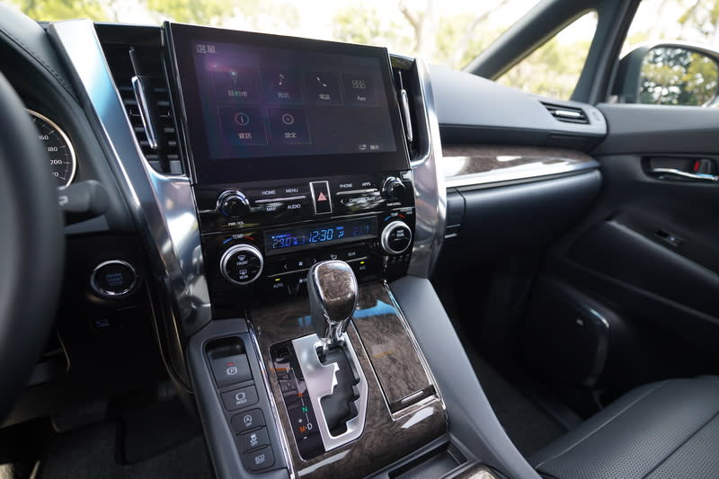 中控台換上了10.25吋的新觸控主機，並提供中文導航及時下流行的Apple CarPlay、Android Auto功能