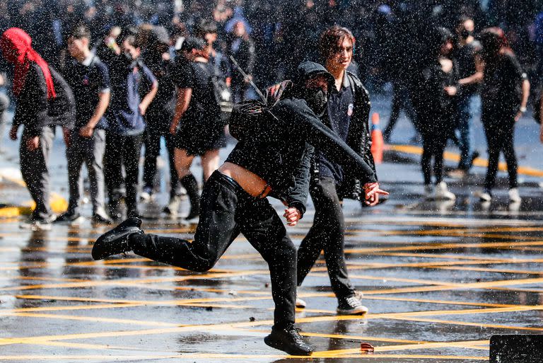 Ayer hubo protestas frente al Palacio de La Moneda, en Santiago. (Photo by JAVIER TORRES / AFP)