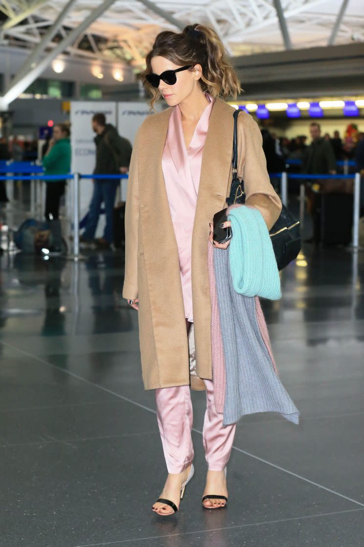 Kate Beckinsale looked super cozy for her flight. (Photo: Splash)