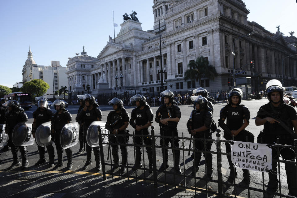 La policía resguarda el Congreso donde se aprobó en general la reforma del presidente Javier Milei por la Cámara de Diputados en Buenos Aires, Argentina, el viernes 2 de febrero de 2024. La reforma, que incluye una variedd de medidas económicas, administrativas, penales y hasta medioambientales, debe ahora ser debatida artículo por artículo antes de ser enviada al Senado. (AP Foto/Rodrigo Abd)