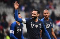 <p>Adil Rami célèbre la victoire française avec le public venu en nombre pour encourager les champions du monde dans ce dernier match international de l’année. (crédit AFP) </p>
