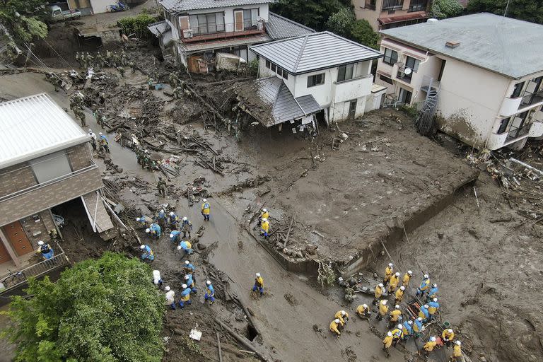 El deslizamiento ocurrió el sábado después de varios días de lluvias fuertes en Atami, un balneario bordeado por montañas está a unos 100 kilómetros al suroeste de Tokio