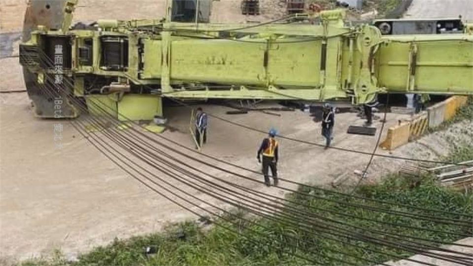 捷運三鶯線工程大型吊車翻覆 幸無人員傷亡