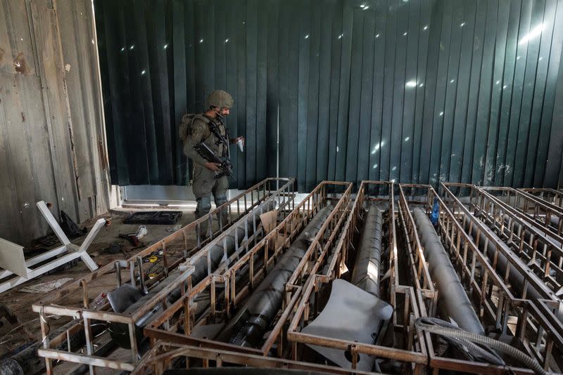 Un soldado israelí inspecciona lo que, según el ejército israelí, es una fábrica de acero donde se fabricaban cohetes y otras municiones, en Gaza