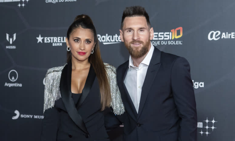 Lionel Messi and Antonela Roccuzzo take a photo.