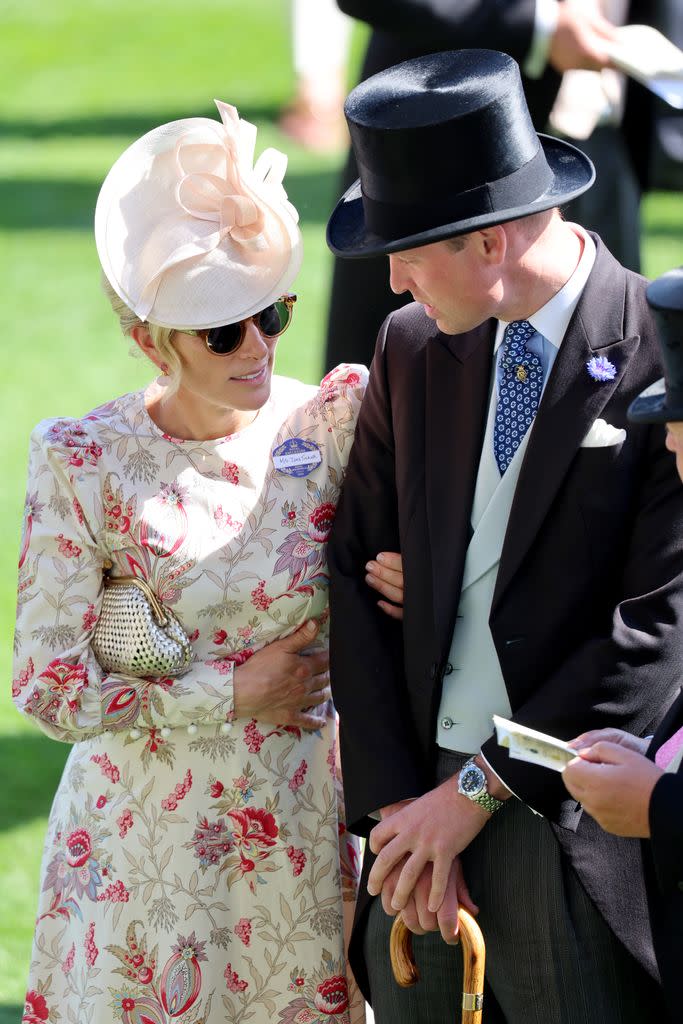 El príncipe de Gales con su prima Zara Tindall en Ascot  