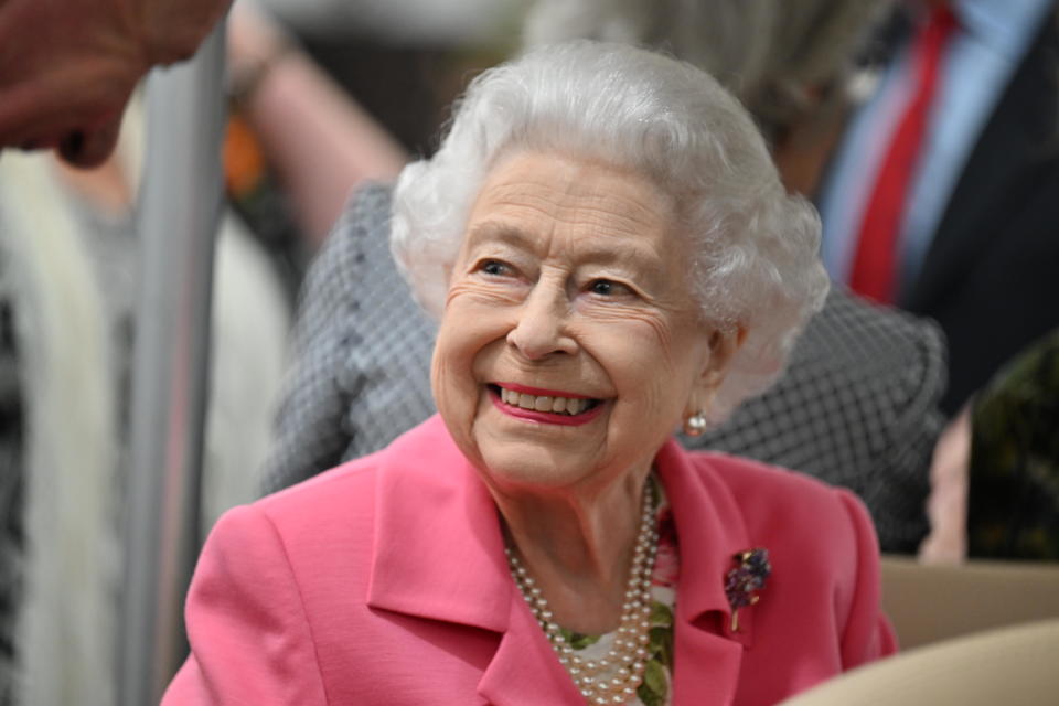 LONDON, ENGLAND - MAY 23: Queen Elizabeth II is given a tour by Keith Weed, President of the Royal Horticultural Society during a visit to The Chelsea Flower Show 2022 at the Royal Hospital Chelsea on May 23, 2022 in London, England. The Chelsea Flower Show returns to its usual place in the horticultural calendar after being cancelled in 2020 and postponed in 2021 due to the Covid pandemic. This year sees the Show celebrate the Queen's Platinum Jubilee and also a theme of calm and mindfulness running through the garden designs. (Photo by Paul Grover - Pool / Getty Images)