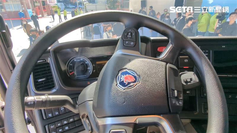 Scania電動貨卡駕駛無須手動換檔，由電腦自動操控，達最佳化行駛。（圖/記者戴玉翔攝影）
