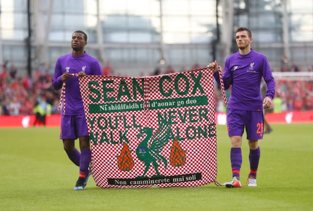 Liverpool’s Georginio Wijnaldum (left) and Andy Robertson hold a banner for Liverpool fan Sean Cox (Niall Carson/PA)