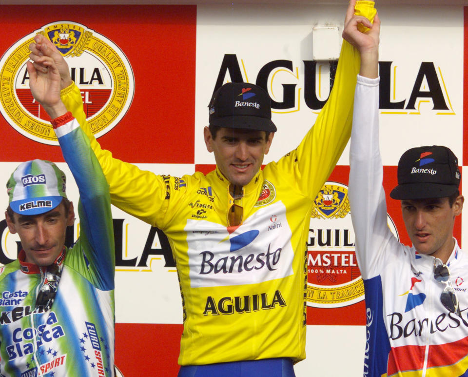 Podio final de la Vuelta a España de 1998, con Olano como ganador por delante de Fernando Escartín y el Chaba Jiménez. (Foto: SP / JDP / Getty Images).