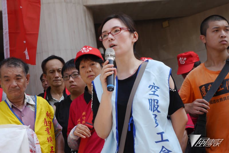 20160729-SMG0045-003-勞團29日於立院群賢樓前排字抗議，要求落實兩例、不砍7天假。洪蓓蒂。（洪與成攝）.jpg