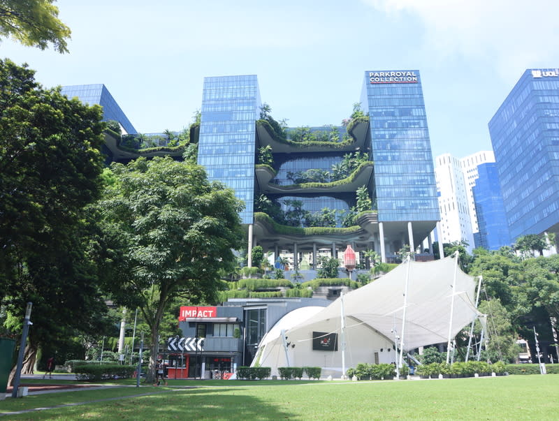 新加坡市中心區飯店如同置身於大自然 新加坡市中心區Parkroyal on Pickering飯店讓遊客如同 置身於大自然，彷彿梯田的建築外觀設計，綠意盎 然，讓新加坡人引以為傲。 中央社記者黃自強新加坡攝  113年7月5日 