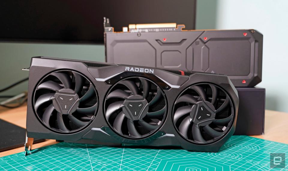 AMD Radeon RX 7900 XTX(전면) 및 XT(후면)