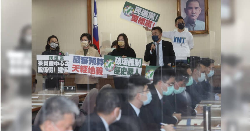 四大公投同意方敗陣下來，民進黨趁勝追擊，將委員會待審的中央總預算，從委員會抽出逕付二讀，史無前例的驚人之舉引發在野黨立委強烈抗議。（圖／報系資料庫）