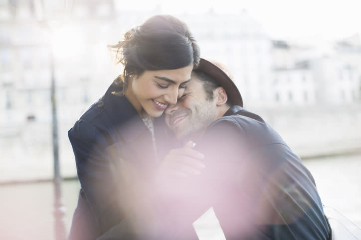 Ser afectuoso con tu pareja podría tener un impacto positivo en tu salud. – Foto: Tom Merton/Getty Images