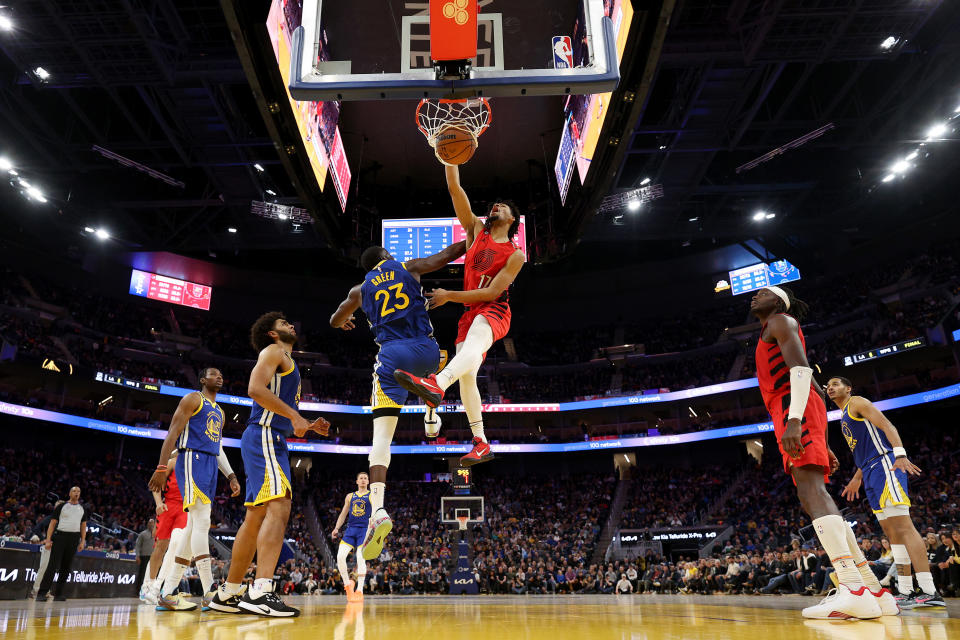 SAN FRANCISCO, CALIFORNIA - FEBRUARY 28: Shaedon Sharpe #17 of the Portland Trail Blazers dunks the ball on Draymond Green #23 of the Golden State Warriors at Chase Center on February 28, 2023 in San Francisco, California.  NOTE TO USER: User expressly acknowledges and agrees that, by downloading and or using this photograph, User is consenting to the terms and conditions of the Getty Images License Agreement.  (Photo by Ezra Shaw/Getty Images)