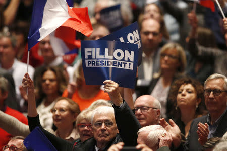 Supporters of French politician Francois Fillon, member of the conservative Les Republicains political party, attends a final rally ahead of Sunday's first round of vote to choose the conservative candidate for France's presidential election in Paris, France, November 18, 2016. REUTERS/Charles Platiau