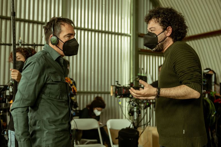 Pina junto al director Jesús Colmenar, en el set de la quinta temporada de La Casa de Papel (TAMARA ARRANZ/)