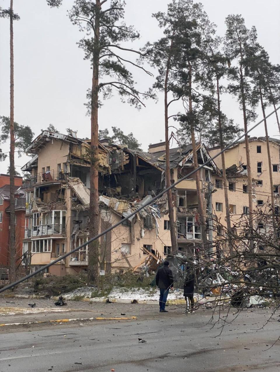 戰火下城市變得不安全，每當入夜雪莉關上住所燈光，盡量避免發出聲響。（受訪者提供照片）