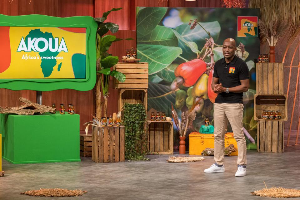 Simon Debade präsentiert den Cashew-Fruchtsaft Akoua (Foto: RTL / Bernd-Michael Maurer)