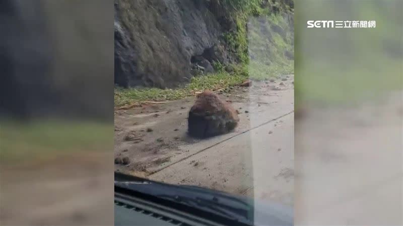 居民一早環島巡視，發現大小石塊掉落路面。