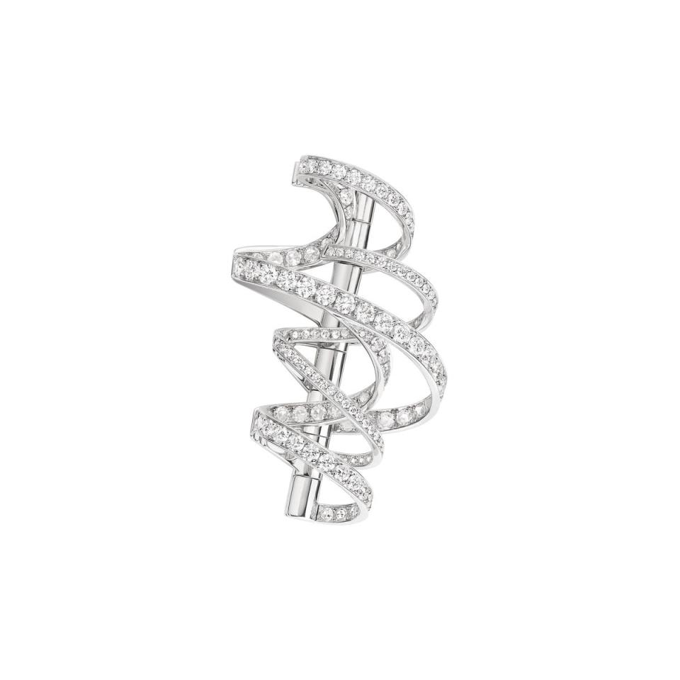 Torsade de Chaumet 18K白金胸針，鑲嵌玫瑰式切割及明亮式切割鑽石。（Chaumet提供）