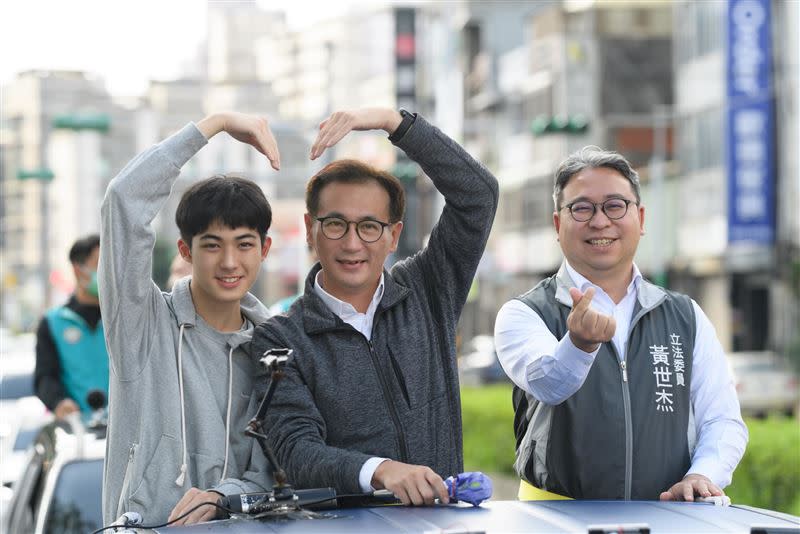 鄭運鵬帶著兒子謝票，沒想到兒子顏值太高讓網友全都歪樓。（圖／翻攝自鄭運鵬臉書）