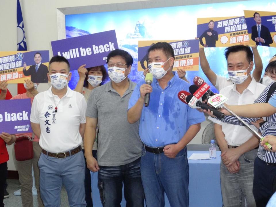 苗栗縣議長鍾東錦離開國民黨主委向關心人士話別。（記者葉蒼秀攝）