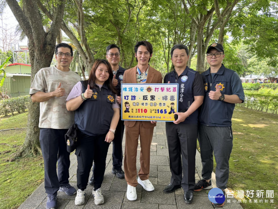 市長張善政大推桃園953賞桐攻略，護花使者温昇豪偕同龍警宣導反詐新知。