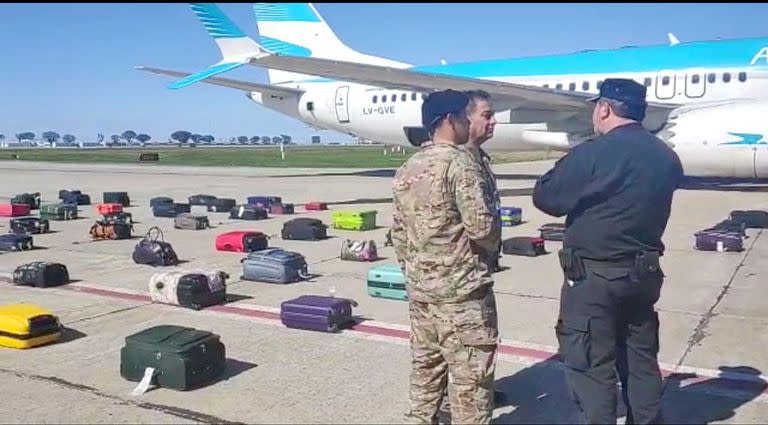 Todo el equipaje y los pasajeros del vuelo que debía salir a Tucumán fueron revisados.