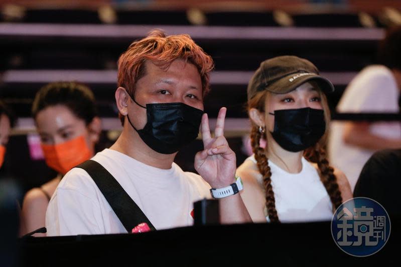 納豆（左）在女友依依（右）陪伴下，現身陶晶瑩的台北小巨蛋演唱會。