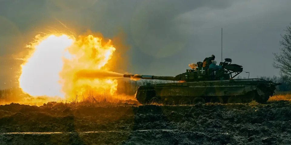 Die ukrainische Armee feuert am Dienstag, den 22. November 2022, einen erbeuteten russischen Panzer T-80 auf die russische Stellung in der Region Donezk, Ukraine. - Copyright: AP Photo/LIBKOS