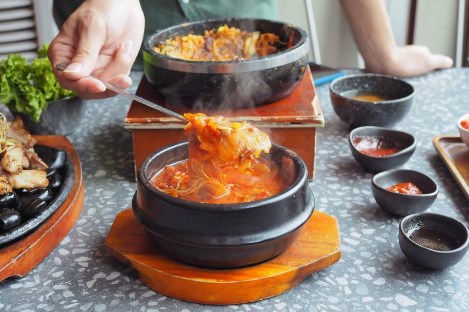 Je nach Geschmack kann auch anderes Gemüse wie zum Beispiel Rote Beete, Weiß- oder Wirsingkohl fermentiert werden. Eingelegtes Gemüse und vor allem Kimchi bietet sich als würzige Beilage für Reisgerichte, Burger, Kimchi-Pfannkuchen oder auch Eintöpfe an. Ein bekanntes koreanisches Gericht ist Kimchi Jjigae, ein Eintopf mit Kimchi, Pilzen, Frühlingszwiebeln und Tofu. (Bild: iStock/Theerawan Bangpran)