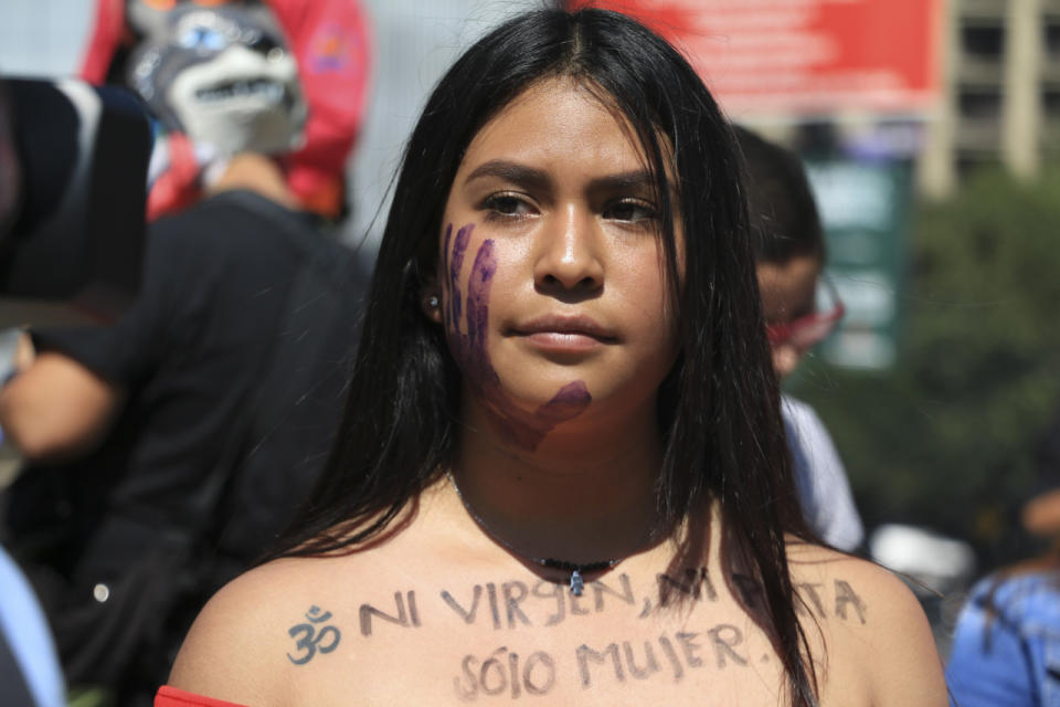 Marta Montero, la madre de Lucía Pérez, dijo a la radio Vórterix que la protesta aspiraba a que se redujeran los casos de agresiones como el de su hija, y se preguntó: “¿Cuántas Lucías hay y no se ha hecho nada?”.