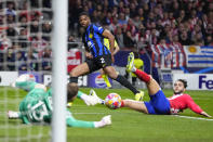 Inter Milan's Denzel Dumfries, center, attempts a shot at goal in front of Atletico Madrid's goalkeeper Jan Oblak, left, and Atletico Madrid's Mario Hermoso during the Champions League, round of 16, second leg soccer match between Atletico Madrid and Inter Milan at the Metropolitano stadium in Madrid, Spain, Wednesday, March 13, 2024. (AP Photo/Manu Fernandez)