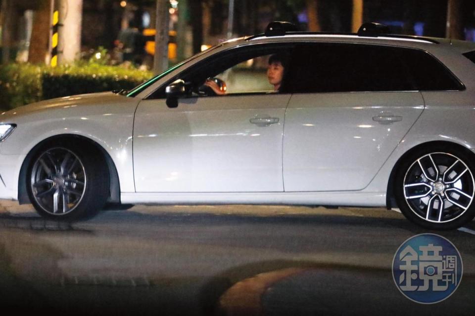 00:39 之後，由周亭羽負責開車回家、九把刀則坐副駕，女方駕駛技術稍嫌生澀。