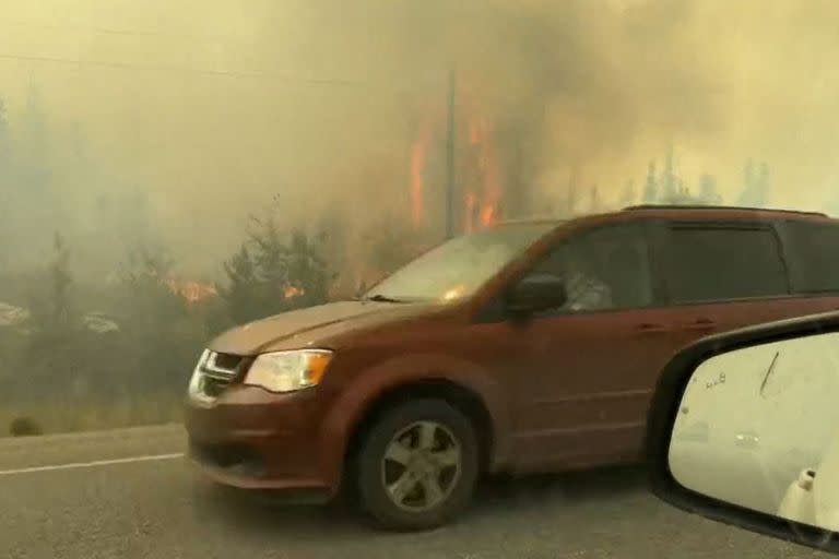 Vehículos que circulan por la autopista mientras las personas evacuan Yellowkife, Territorios del Noroeste, Canadá, el 16 de agosto de 2023