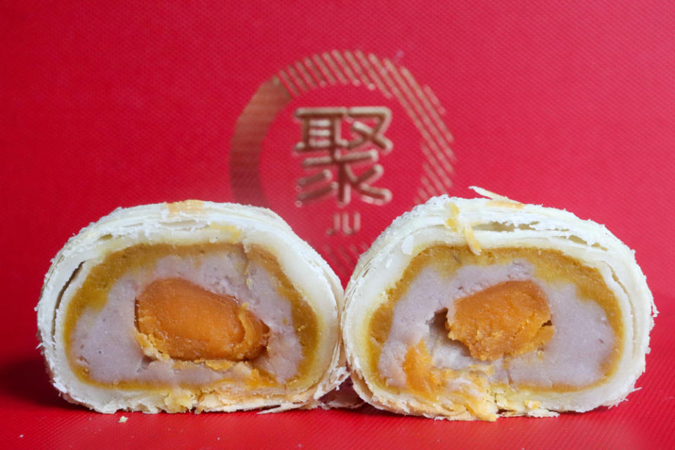 JU Signatures Flaky Teochew Pumpkin Orh Nee Single Yolk