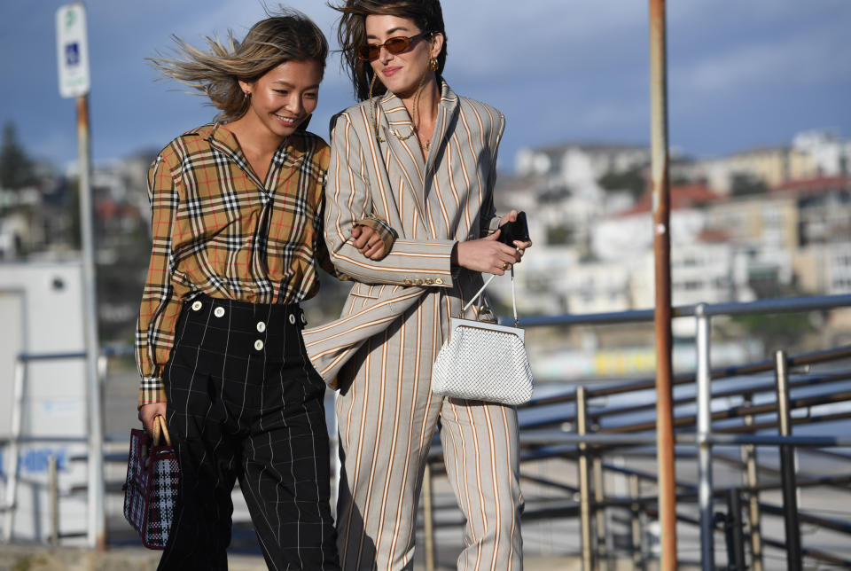 <p>Klassische Muster wie Streifen und Karo sind seit dem Winter wieder total angesagt. Auch auf der Fashion Week in Sydney wurden die eleganten Prints nicht selten gesichtet – wie hier auf einem Anzug sowie einer Burberry-Bluse und Zigarettenhose. (Bild: Rex Features) </p>